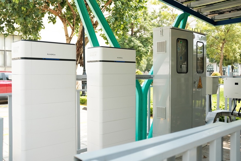 Hệ thống pin trữ điện và hộp điều khiển trung tâm của trạm sạc.